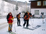 Pr fotek ze Zkladn kurzu Skialpinismu, Velmi dobr snhov podmnky (pranek) provili astnky a jejich lyask schopnosti. Lavinov riziko posuzovali vichni za ndhernho poas a tak mrz vydepat jen jednu astnici... - fotografie 3