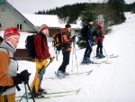 Pr fotek ze Zkladn kurzu Skialpinismu, Velmi dobr snhov podmnky (pranek) provili astnky a jejich lyask schopnosti. Lavinov riziko posuzovali vichni za ndhernho poas a tak mrz vydepat jen jednu astnici... - fotografie 10