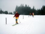 Pr fotek ze Zkladn kurzu Skialpinismu, Velmi dobr snhov podmnky (pranek) provili astnky a jejich lyask schopnosti. Lavinov riziko posuzovali vichni za ndhernho poas a tak mrz vydepat jen jednu astnici... - fotografie 11