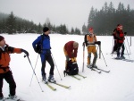 Pr fotek ze Zkladn kurzu Skialpinismu, Velmi dobr snhov podmnky (pranek) provili astnky a jejich lyask schopnosti. Lavinov riziko posuzovali vichni za ndhernho poas a tak mrz vydepat jen jednu astnici... - fotografie 13