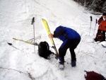 Pr fotek ze Zkladn kurzu Skialpinismu, Velmi dobr snhov podmnky (pranek) provili astnky a jejich lyask schopnosti. Lavinov riziko posuzovali vichni za ndhernho poas a tak mrz vydepat jen jednu astnici... - fotografie 22