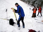 Pr fotek ze Zkladn kurzu Skialpinismu, Velmi dobr snhov podmnky (pranek) provili astnky a jejich lyask schopnosti. Lavinov riziko posuzovali vichni za ndhernho poas a tak mrz vydepat jen jednu astnici... - fotografie 23