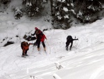 Pr fotek ze Zkladn kurzu Skialpinismu, Velmi dobr snhov podmnky (pranek) provili astnky a jejich lyask schopnosti. Lavinov riziko posuzovali vichni za ndhernho poas a tak mrz vydepat jen jednu astnici... - fotografie 24