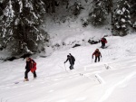 Pr fotek ze Zkladn kurzu Skialpinismu, Velmi dobr snhov podmnky (pranek) provili astnky a jejich lyask schopnosti. Lavinov riziko posuzovali vichni za ndhernho poas a tak mrz vydepat jen jednu astnici... - fotografie 25