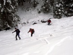 Pr fotek ze Zkladn kurzu Skialpinismu, Velmi dobr snhov podmnky (pranek) provili astnky a jejich lyask schopnosti. Lavinov riziko posuzovali vichni za ndhernho poas a tak mrz vydepat jen jednu astnici... - fotografie 26