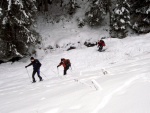 Pr fotek ze Zkladn kurzu Skialpinismu, Velmi dobr snhov podmnky (pranek) provili astnky a jejich lyask schopnosti. Lavinov riziko posuzovali vichni za ndhernho poas a tak mrz vydepat jen jednu astnici... - fotografie 26