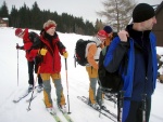 Pr fotek ze Zkladn kurzu Skialpinismu, Velmi dobr snhov podmnky (pranek) provili astnky a jejich lyask schopnosti. Lavinov riziko posuzovali vichni za ndhernho poas a tak mrz vydepat jen jednu astnici... - fotografie 34