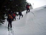 Pr fotek ze Zkladn kurzu Skialpinismu, Velmi dobr snhov podmnky (pranek) provili astnky a jejich lyask schopnosti. Lavinov riziko posuzovali vichni za ndhernho poas a tak mrz vydepat jen jednu astnici... - fotografie 36