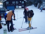 Pr fotek ze Zkladn kurzu Skialpinismu, Velmi dobr snhov podmnky (pranek) provili astnky a jejich lyask schopnosti. Lavinov riziko posuzovali vichni za ndhernho poas a tak mrz vydepat jen jednu astnici... - fotografie 44