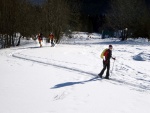 Pr fotek ze Zkladn kurzu Skialpinismu, Velmi dobr snhov podmnky (pranek) provili astnky a jejich lyask schopnosti. Lavinov riziko posuzovali vichni za ndhernho poas a tak mrz vydepat jen jednu astnici... - fotografie 51