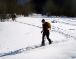 Pr fotek ze Zkladn kurzu Skialpinismu, Velmi dobr snhov podmnky (pranek) provili astnky a jejich lyask schopnosti. Lavinov riziko posuzovali vichni za ndhernho poas a tak mrz vydepat jen jednu astnici... - fotografie 53