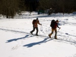 Pr fotek ze Zkladn kurzu Skialpinismu, Velmi dobr snhov podmnky (pranek) provili astnky a jejich lyask schopnosti. Lavinov riziko posuzovali vichni za ndhernho poas a tak mrz vydepat jen jednu astnici... - fotografie 55