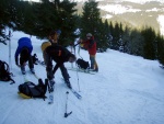 Pr fotek ze Zkladn kurzu Skialpinismu, Velmi dobr snhov podmnky (pranek) provili astnky a jejich lyask schopnosti. Lavinov riziko posuzovali vichni za ndhernho poas a tak mrz vydepat jen jednu astnici... - fotografie 63