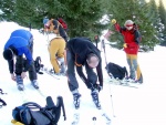 Pr fotek ze Zkladn kurzu Skialpinismu, Velmi dobr snhov podmnky (pranek) provili astnky a jejich lyask schopnosti. Lavinov riziko posuzovali vichni za ndhernho poas a tak mrz vydepat jen jednu astnici... - fotografie 65