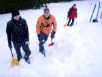 Pr fotek ze Zkladn kurzu Skialpinismu, Velmi dobr snhov podmnky (pranek) provili astnky a jejich lyask schopnosti. Lavinov riziko posuzovali vichni za ndhernho poas a tak mrz vydepat jen jednu astnici... - fotografie 77