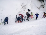 Pr fotek ze Zkladnho kurzu SKIALPINISMU, Tce na cviiti - lehce na bojiti! Tentokrt nm Krakono pichystal nron podmnky v podob zmklho a probedlho snhu a krusty. Hluboce smekm ped vemi astnky a jejich lyaskmi schopno - fotografie 28