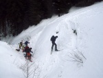 Pr fotek ze Zkladnho kurzu SKIALPINISMU, Tce na cviiti - lehce na bojiti! Tentokrt nm Krakono pichystal nron podmnky v podob zmklho a probedlho snhu a krusty. Hluboce smekm ped vemi astnky a jejich lyaskmi schopno - fotografie 30