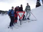 Pr fotek ze ZKLADNHO KURZU SKIALPINISMU, Sobotn praanov nhul si vichni uili dosytosti. Nekuten radost z yovn na nedotench svazch, prost let! Nedln lavinov blok byl dky snhovmu masakru opravdu prvotdn! koda jen toho  - fotografie 43