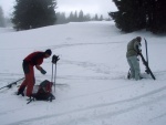 Pr fotek ze ZKLADNHO KURZU SKIALPINISMU, Sobotn praanov nhul si vichni uili dosytosti. Nekuten radost z yovn na nedotench svazch, prost let! Nedln lavinov blok byl dky snhovmu masakru opravdu prvotdn! koda jen toho  - fotografie 77