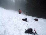 Pr fotek ze ZKLADNHO KURZU SKIALPINISMU, Sobotn praanov nhul si vichni uili dosytosti. Nekuten radost z yovn na nedotench svazch, prost let! Nedln lavinov blok byl dky snhovmu masakru opravdu prvotdn! koda jen toho  - fotografie 86