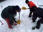 Pr fotek ze ZKLADNHO KURZU SKIALPINISMU, Sobotn praanov nhul si vichni uili dosytosti. Nekuten radost z yovn na nedotench svazch, prost let! Nedln lavinov blok byl dky snhovmu masakru opravdu prvotdn! koda jen toho  - fotografie 89