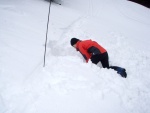 Pr fotek ze ZKLADNHO KURZU SKIALPINISMU, Sobotn praanov nhul si vichni uili dosytosti. Nekuten radost z yovn na nedotench svazch, prost let! Nedln lavinov blok byl dky snhovmu masakru opravdu prvotdn! koda jen toho  - fotografie 109