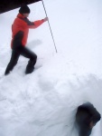 Pr fotek ze ZKLADNHO KURZU SKIALPINISMU, Sobotn praanov nhul si vichni uili dosytosti. Nekuten radost z yovn na nedotench svazch, prost let! Nedln lavinov blok byl dky snhovmu masakru opravdu prvotdn! koda jen toho  - fotografie 121