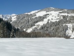 KITZBHL SKIALPARENA, Snhov nez zakonen aurovm poasm a prav alpsk podmnky v kombinaci se skvlou partou. Prost pohoda. - fotografie 60