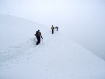 Skialpy v Kitz arn, Jarn akce s mlhou, aurem, oteplenm a i ochlazenm. Vysok lavinov riziko (stupe IV) a disciplinovan parta + vborn lyai. No prost Skialpov nhul. - fotografie 10