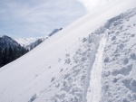 Skialpy v Kitz arn, Jarn akce s mlhou, aurem, oteplenm a i ochlazenm. Vysok lavinov riziko (stupe IV) a disciplinovan parta + vborn lyai. No prost Skialpov nhul. - fotografie 107