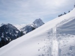 Skialpy v Kitz arn, Jarn akce s mlhou, aurem, oteplenm a i ochlazenm. Vysok lavinov riziko (stupe IV) a disciplinovan parta + vborn lyai. No prost Skialpov nhul. - fotografie 112