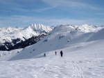 Skialpy v Kitz arn, Jarn akce s mlhou, aurem, oteplenm a i ochlazenm. Vysok lavinov riziko (stupe IV) a disciplinovan parta + vborn lyai. No prost Skialpov nhul. - fotografie 157