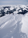 Skialpy v Kitz arn, Jarn akce s mlhou, aurem, oteplenm a i ochlazenm. Vysok lavinov riziko (stupe IV) a disciplinovan parta + vborn lyai. No prost Skialpov nhul. - fotografie 164