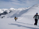 Skialpy v Kitz arn, Jarn akce s mlhou, aurem, oteplenm a i ochlazenm. Vysok lavinov riziko (stupe IV) a disciplinovan parta + vborn lyai. No prost Skialpov nhul. - fotografie 180