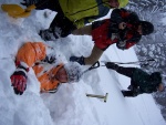 Pr fotek ze Zkladnho kurzu SKIALPINISMU, Konen jsou opt skvl podmnky pro tento ndhern sport: spousty praanu, drobn snen, tmov pohoda, vborn podmnky pro lavinov blok, no prost luxus! A to osobn zlepen u vech pi jzd  - fotografie 84