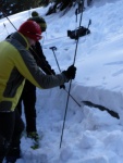 PR FOTEK ZE ZKLADNHO KURZU SKIALPINISMU, Tak takhle m vypadat prav zima. Pardn podmnky v pardn part. Take tu mme zase 9 novch skialpinist.. - fotografie 70