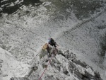 Passo Falzarego 2010, Parádní počasí, ideálně vyladěná forma a lezení všeho druhu. Třešničkou byl 500 metrů dlouhý výstup na První pilíř Tofany.... - fotografie 177