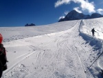 DACHSTIEN VRCHOL NA SKIALPECH 2011, iroko spektrln skialpov akce, pardn poas, kvanta snhu a pohodov tm. Fotky z vrcholu hovo za ve... - fotografie 20