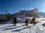 DACHSTIEN VRCHOL NA SKIALPECH 2011, iroko spektrln skialpov akce, pardn poas, kvanta snhu a pohodov tm. Fotky z vrcholu hovo za ve... - fotografie 35