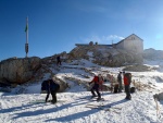 DACHSTIEN VRCHOL NA SKIALPECH 2011, iroko spektrln skialpov akce, pardn poas, kvanta snhu a pohodov tm. Fotky z vrcholu hovo za ve... - fotografie 36