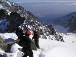 TÝDEN ZIMNÍHO LEZENÍ - Vysoké Tatry, Týden lezení v okolí Brnčálky za nádherného počasí. Podmínky vynikající a to jak na skále tak na ledech. Díky sedlému sněhu byla lavinová situace velmi příznivá a a celému průběhu pomohla i výborná ná - fotografie 79
