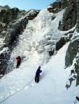 TÝDEN ZIMNÍHO LEZENÍ - Vysoké Tatry, Týden lezení v okolí Brnčálky za nádherného počasí. Podmínky vynikající a to jak na skále tak na ledech. Díky sedlému sněhu byla lavinová situace velmi příznivá a a celému průběhu pomohla i výborná ná - fotografie 80