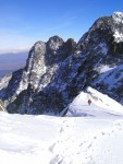 TÝDEN ZIMNÍHO LEZENÍ - Vysoké Tatry, Týden lezení v okolí Brnčálky za nádherného počasí. Podmínky vynikající a to jak na skále tak na ledech. Díky sedlému sněhu byla lavinová situace velmi příznivá a a celému průběhu pomohla i výborná ná - fotografie 83