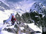 TÝDEN ZIMNÍHO LEZENÍ - Vysoké Tatry, Týden lezení v okolí Brnčálky za nádherného počasí. Podmínky vynikající a to jak na skále tak na ledech. Díky sedlému sněhu byla lavinová situace velmi příznivá a a celému průběhu pomohla i výborná ná - fotografie 95