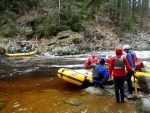 RAFTING NA JIZEE 2.4.2011, Pardn voda: 21 m3, vichni co jeli, to vn to vychytali. Vlny, hukot, zbava... no prost ndhera. Jedna posdka yukonu to nakonec po 4 koupelch vzdala a pedsedla do raftu, ale jinak parda. Po - fotografie 13