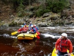 RAFTING NA JIZEE 2.4.2011, Pardn voda: 21 m3, vichni co jeli, to vn to vychytali. Vlny, hukot, zbava... no prost ndhera. Jedna posdka yukonu to nakonec po 4 koupelch vzdala a pedsedla do raftu, ale jinak parda. Po - fotografie 16