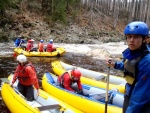 RAFTING NA JIZEE 2.4.2011, Pardn voda: 21 m3, vichni co jeli, to vn to vychytali. Vlny, hukot, zbava... no prost ndhera. Jedna posdka yukonu to nakonec po 4 koupelch vzdala a pedsedla do raftu, ale jinak parda. Po - fotografie 17