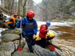 RAFTING NA JIZEE 2.4.2011, Pardn voda: 21 m3, vichni co jeli, to vn to vychytali. Vlny, hukot, zbava... no prost ndhera. Jedna posdka yukonu to nakonec po 4 koupelch vzdala a pedsedla do raftu, ale jinak parda. Po - fotografie 18