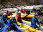 RAFTING NA JIZEE 2.4.2011, Pardn voda: 21 m3, vichni co jeli, to vn to vychytali. Vlny, hukot, zbava... no prost ndhera. Jedna posdka yukonu to nakonec po 4 koupelch vzdala a pedsedla do raftu, ale jinak parda. Po - fotografie 20