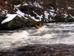 RAFTING NA JIZEE 2.4.2011, Pardn voda: 21 m3, vichni co jeli, to vn to vychytali. Vlny, hukot, zbava... no prost ndhera. Jedna posdka yukonu to nakonec po 4 koupelch vzdala a pedsedla do raftu, ale jinak parda. Po - fotografie 37